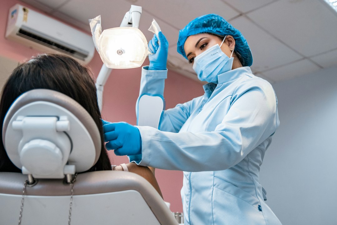 Abitudini quotidiane che rovinano i denti senza che tu lo sappia