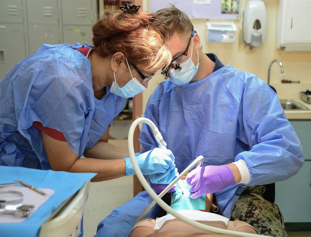 Alitosi: placca batterica cause e rimedi efficaci